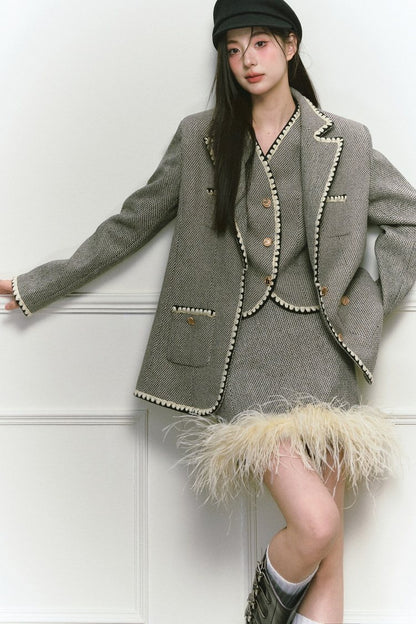 Completo con gilet stile blazer e gonna in lana con ricamo a conchiglia