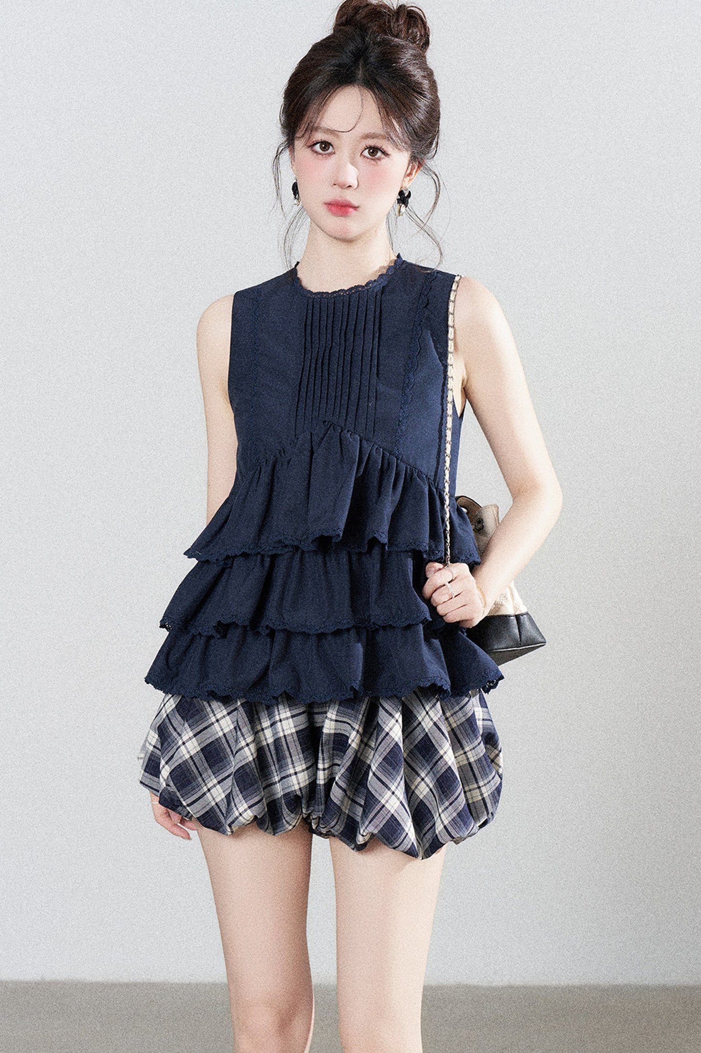Conjunto de camisa azul marino con volantes y falda de cuadros
