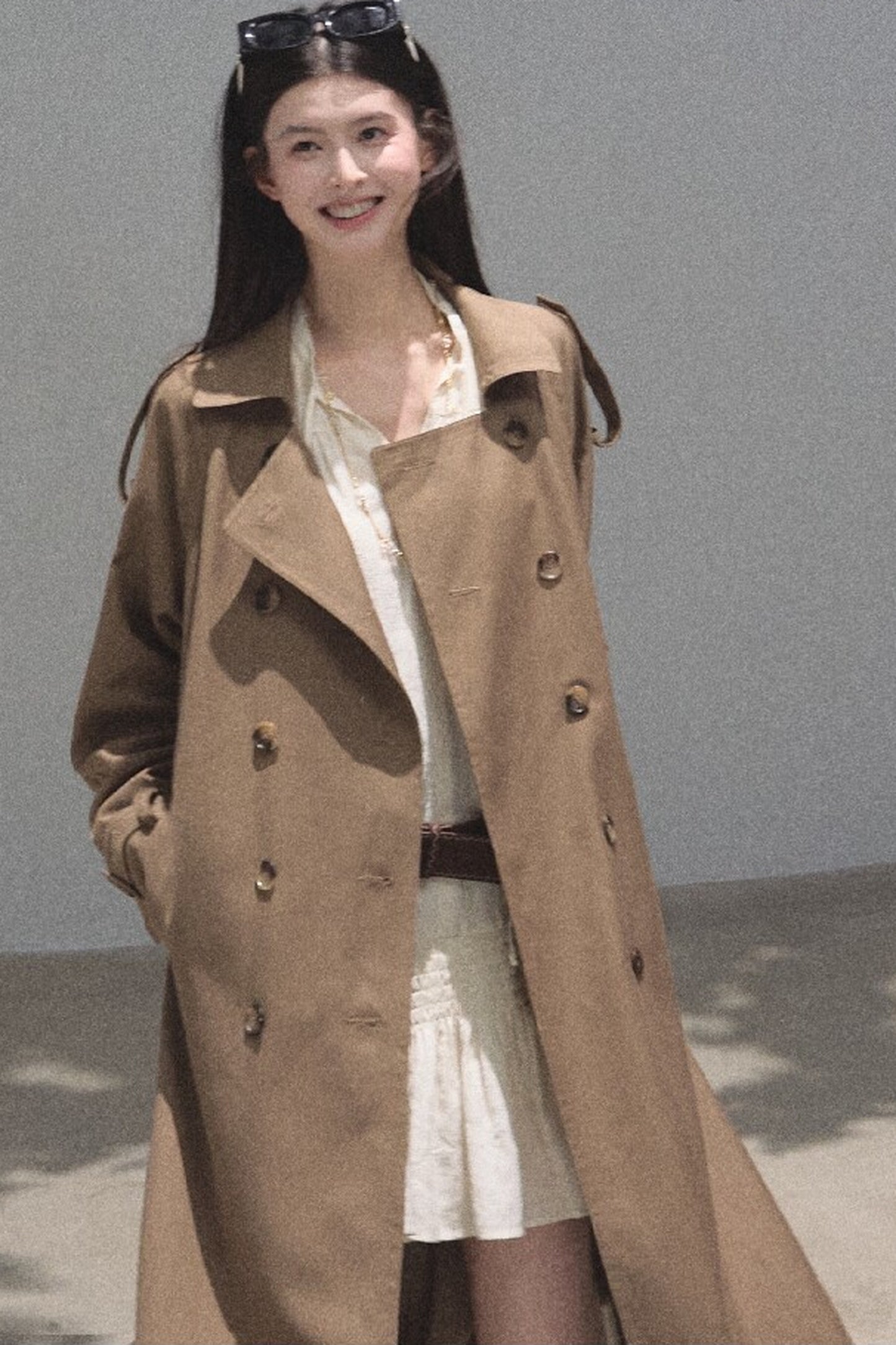 Ensemble robe-chemise blanche à manches longues et à volants