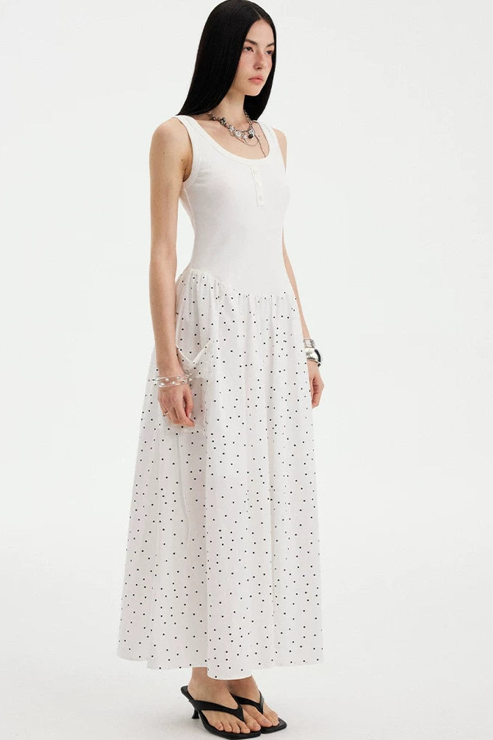 Vestido maxi evasé sin mangas de lunares