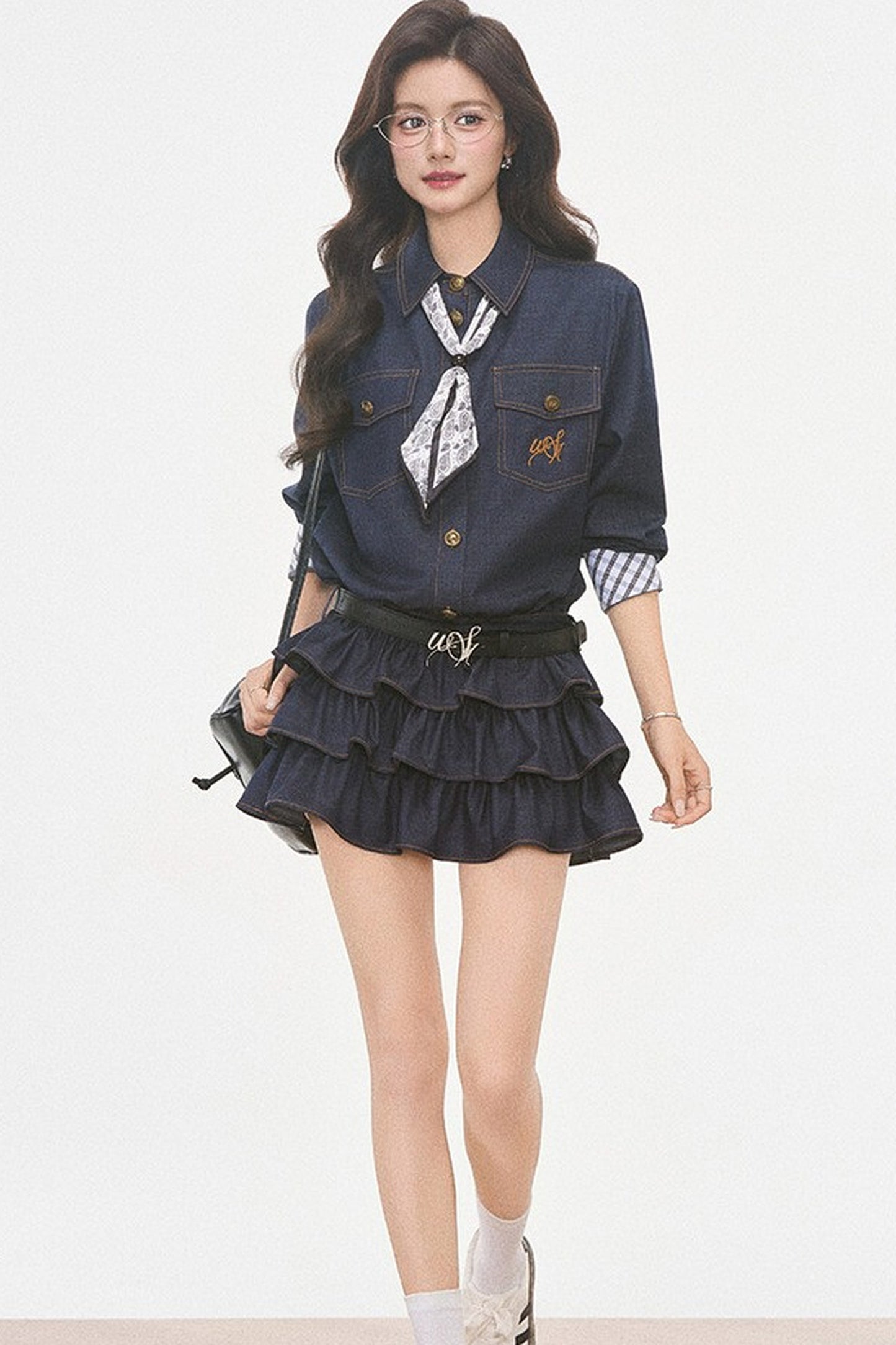 Set-up aus gestuftem Kleid im Denim-Look mit Paisley-Schal-Shirt