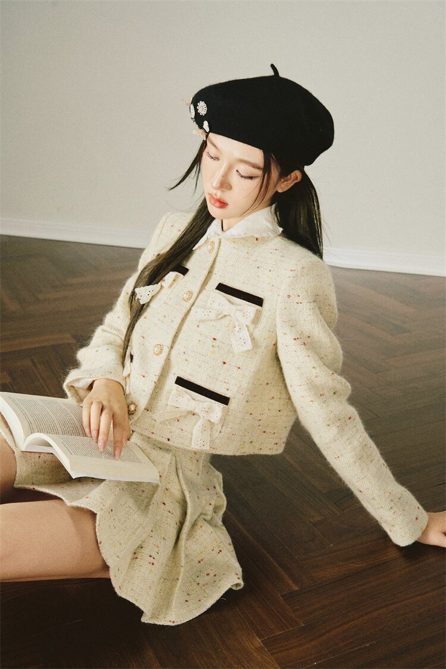 Completo con giacca in tweed di lana e gonna plissettata