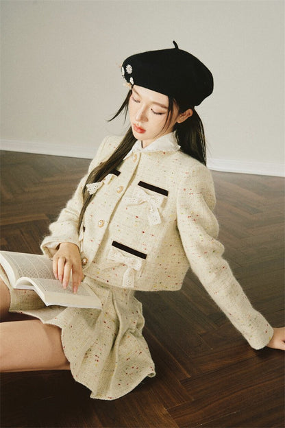 Completo con giacca in tweed di lana e gonna plissettata