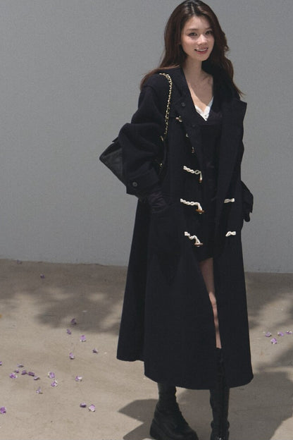 Manteau en laine à capuche avec brandebourgs