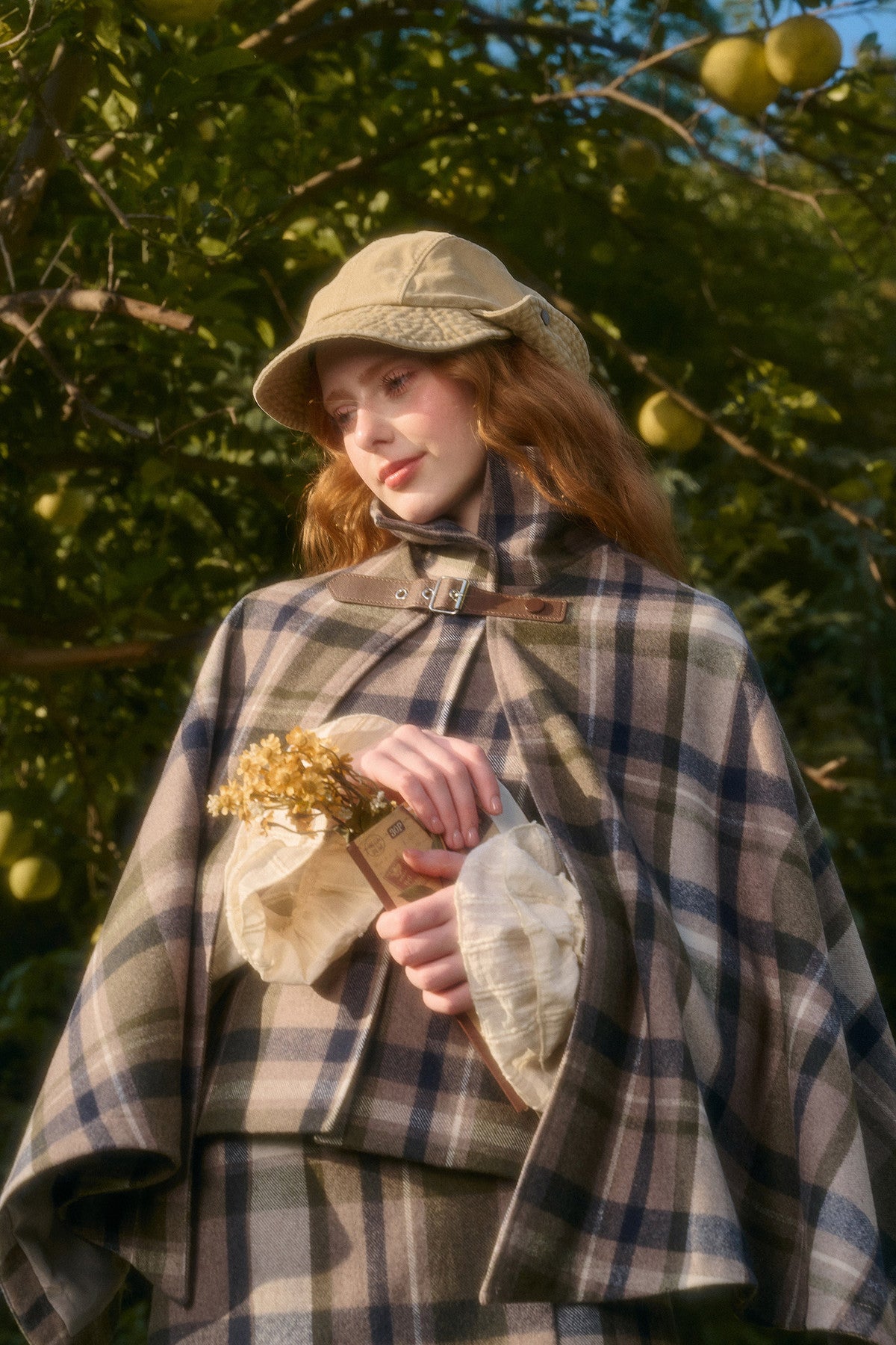 Ensemble avec cape à carreaux amovible, gilet et jupe trapèze