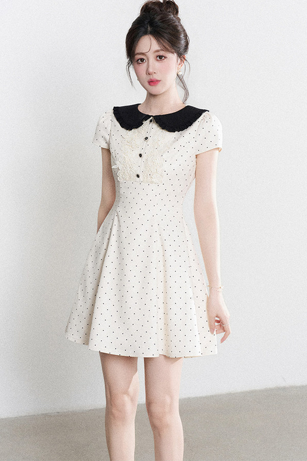 Robe trapèze à pois avec col Claudine