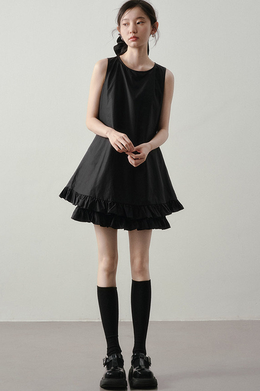 Black White Contrast Ruffle Collar Sleeveless Dress
