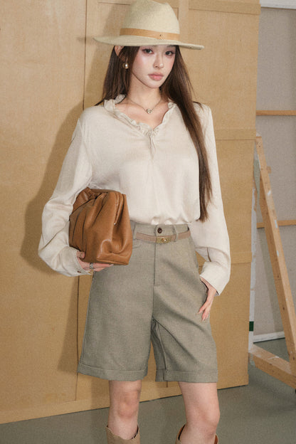 Completo con blusa cachi in lyocell a maniche lunghe con volant