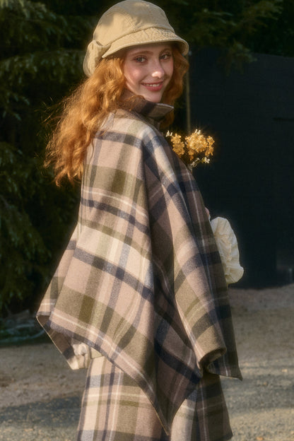 Ensemble avec cape à carreaux amovible, gilet et jupe trapèze