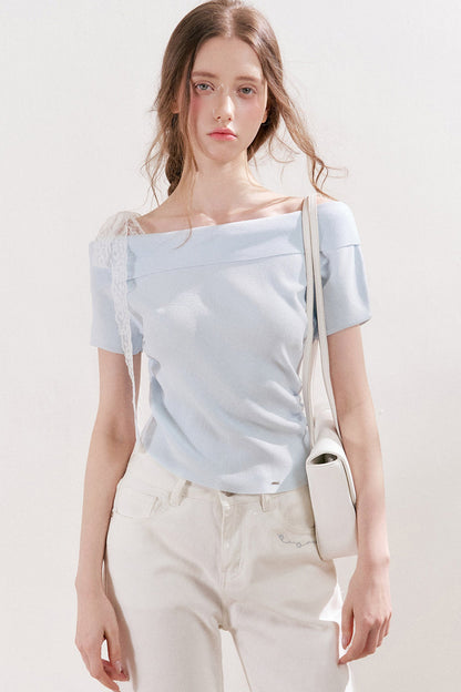 Top in maglia con spalle scoperte e fiocco in pizzo