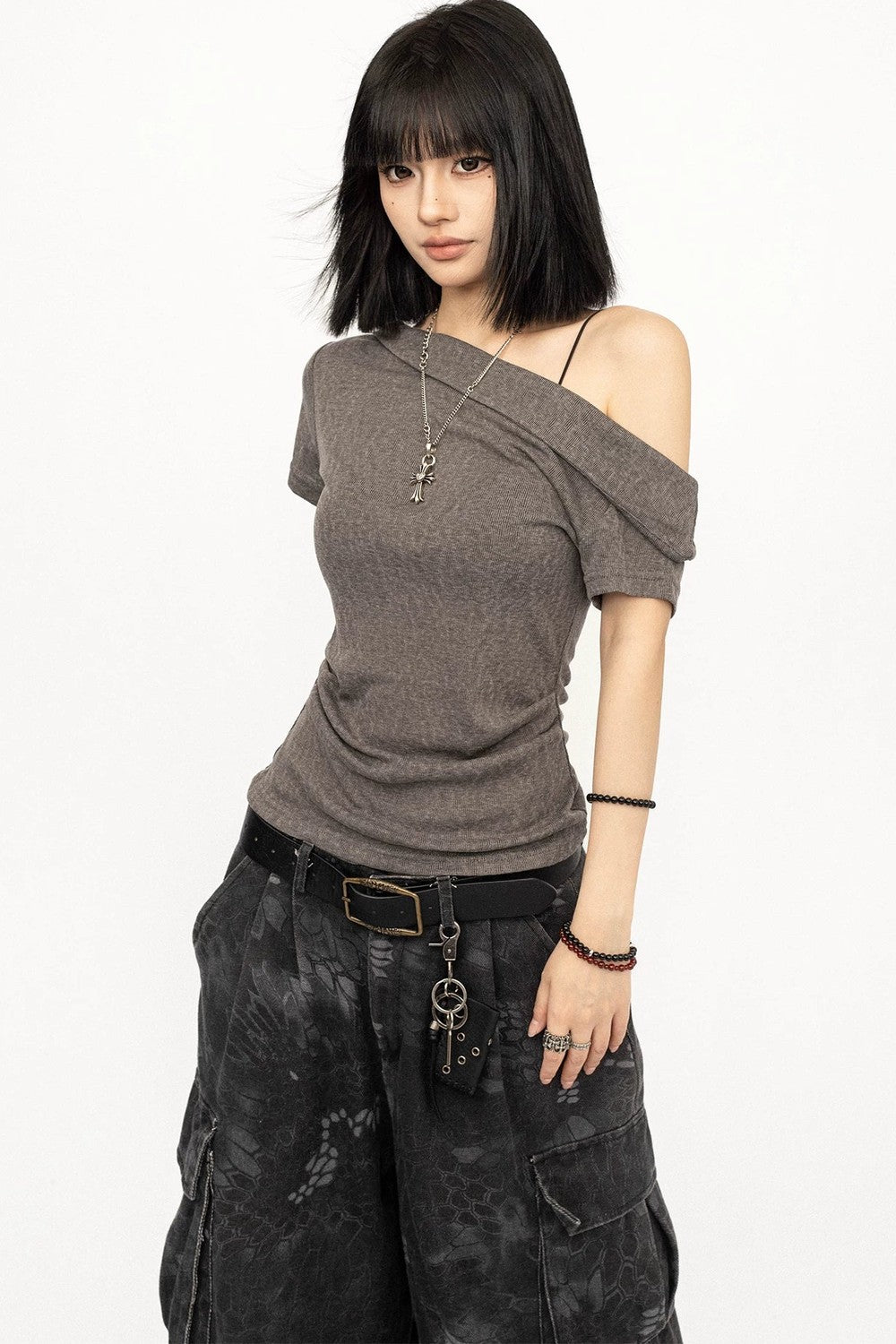 Top minimalista grigio con spalle scoperte