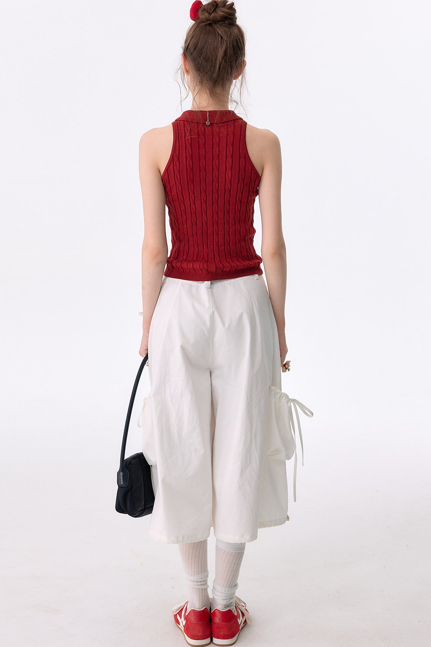 Hochgeschnittene Cargohose mit weitem Bein und mehreren Taschen