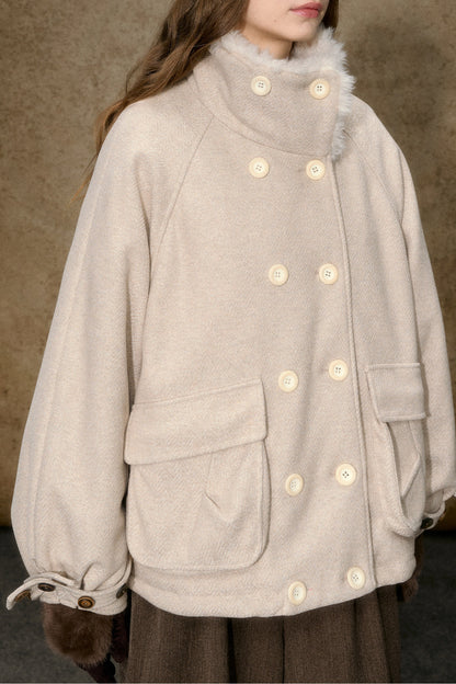 Kurze Daunenjacke mit Color-Blocking und Pelzkragen