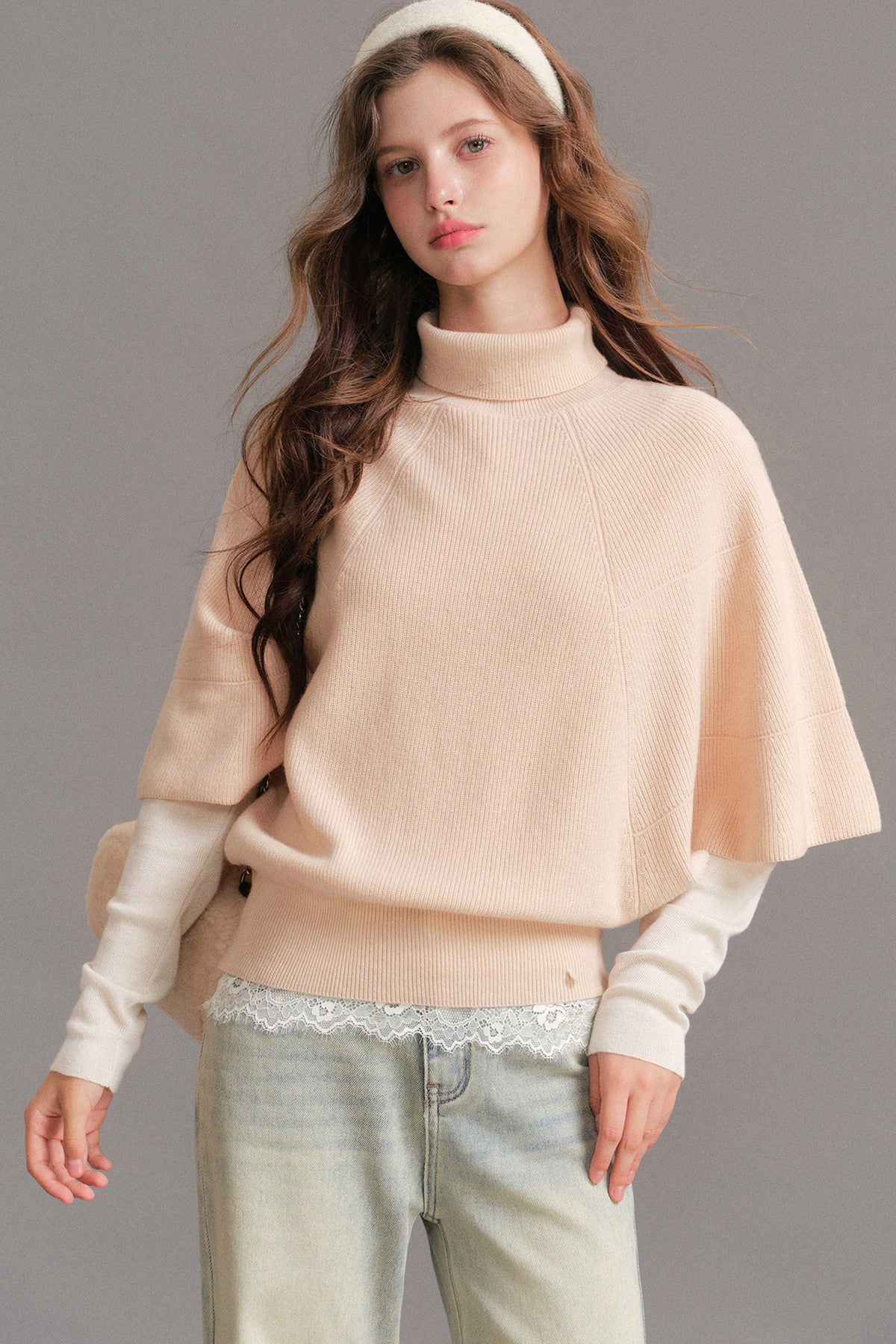 T-shirt in maglia a coste con scollo a V e strati effetto pizzo