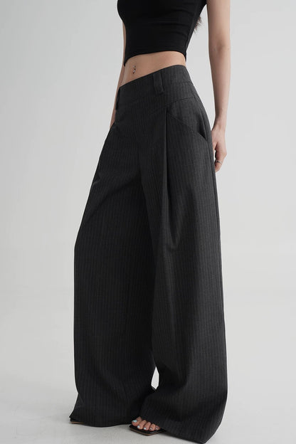 Hoch taillierte gestreifte Hose mit weitem Bein