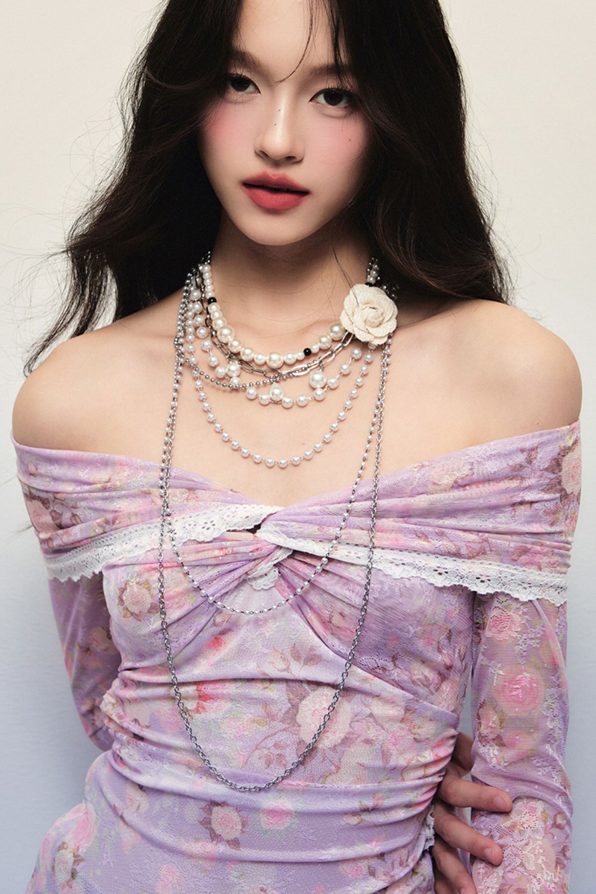 Choker a catena multistrato con fiore e perla rimovibili