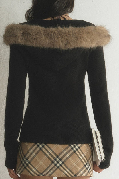 Große Strickjacke mit Pelzkapuze
