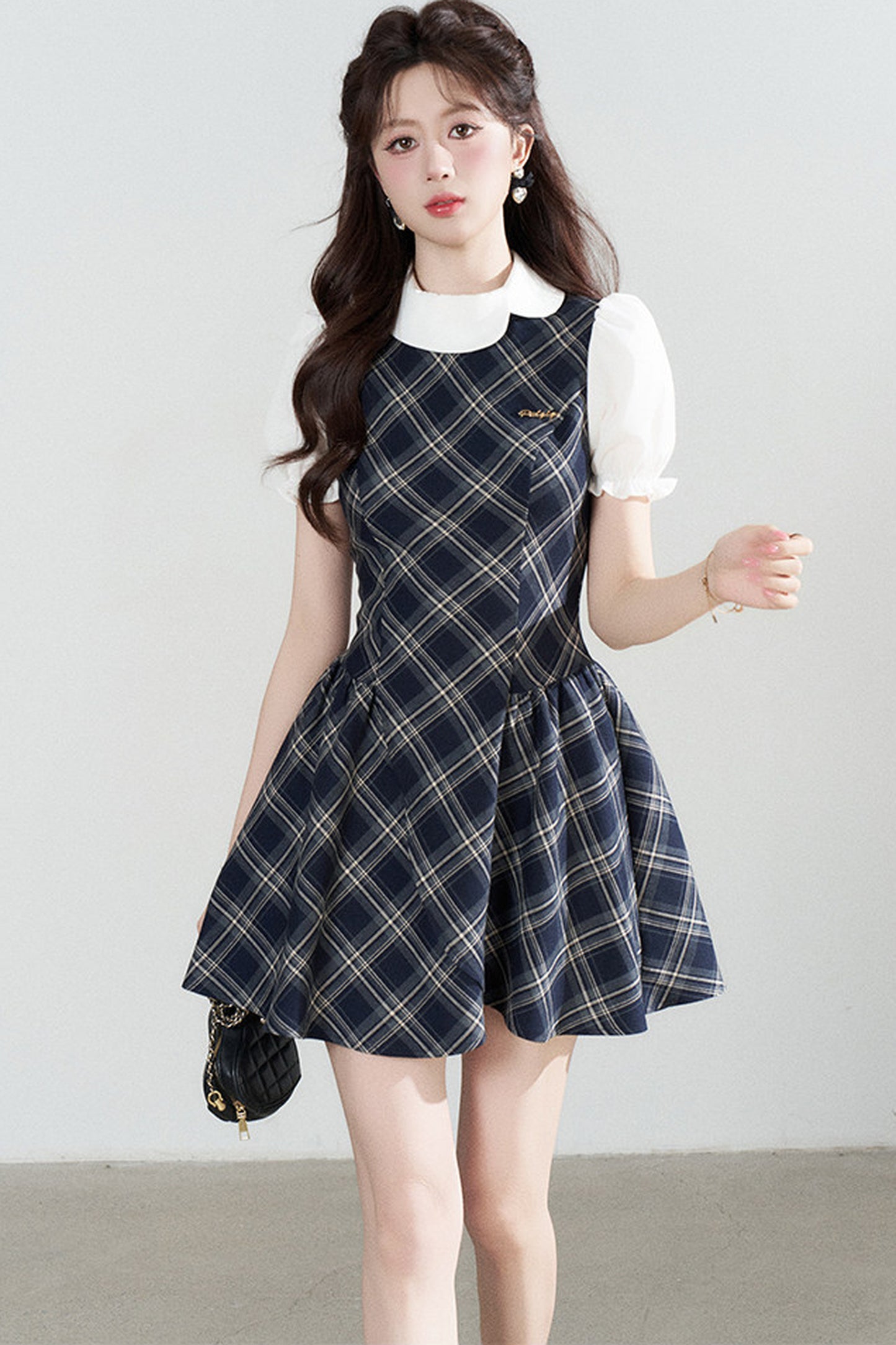 Plissiertes Kleid mit Gürtel im französischen Stil