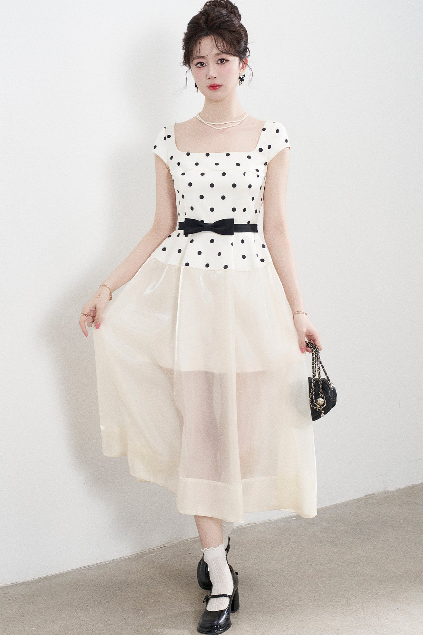 Kleid mit eckigem Ausschnitt und Polka-Dots