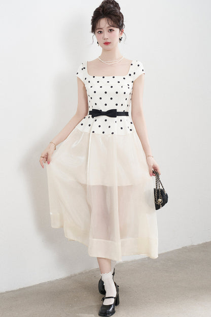 Kleid mit eckigem Ausschnitt und Polka-Dots