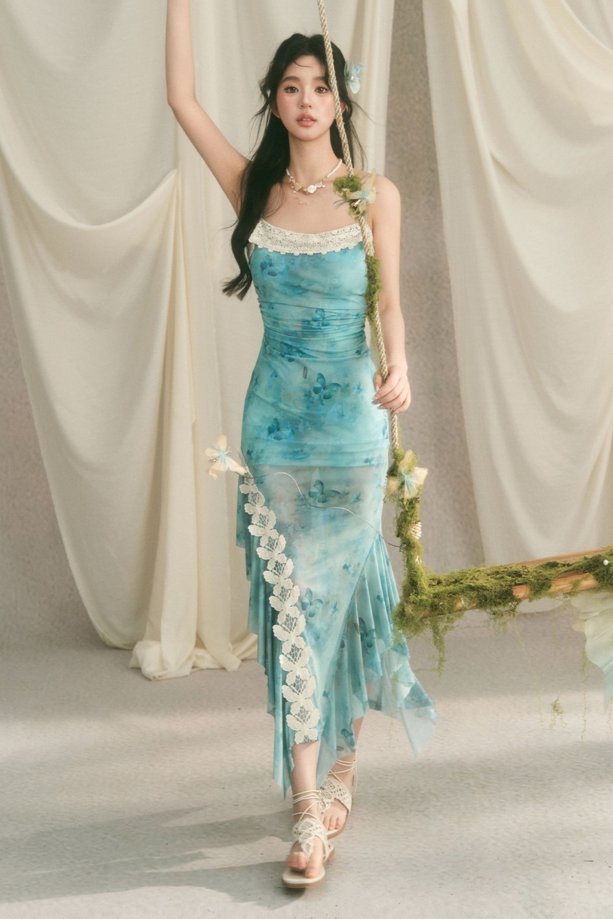 Meerjungfrauenkleid mit Spaghettiträgern und Schmetterlingsspitze