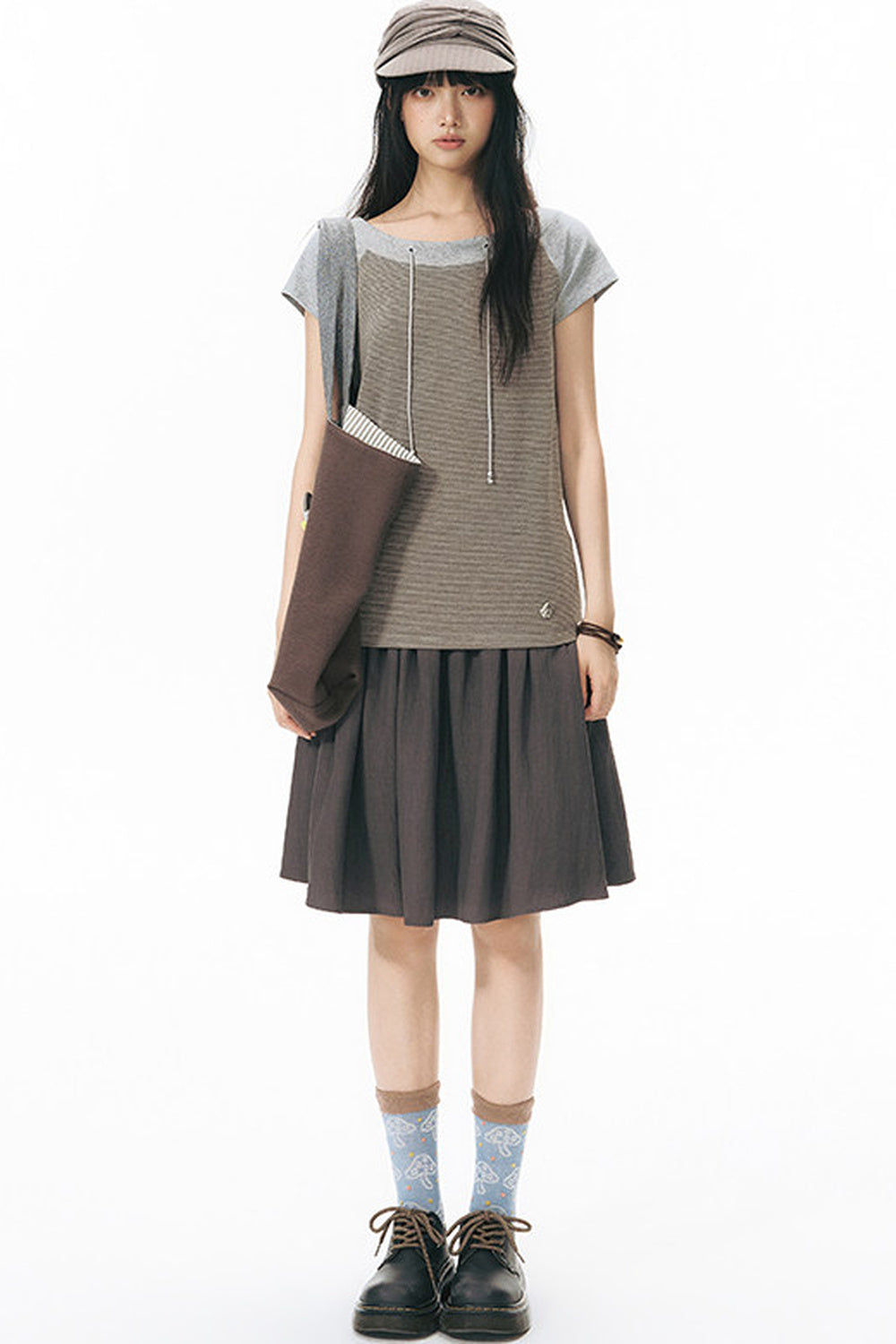 Schulterfreies gestreiftes Raglan-T-Shirt