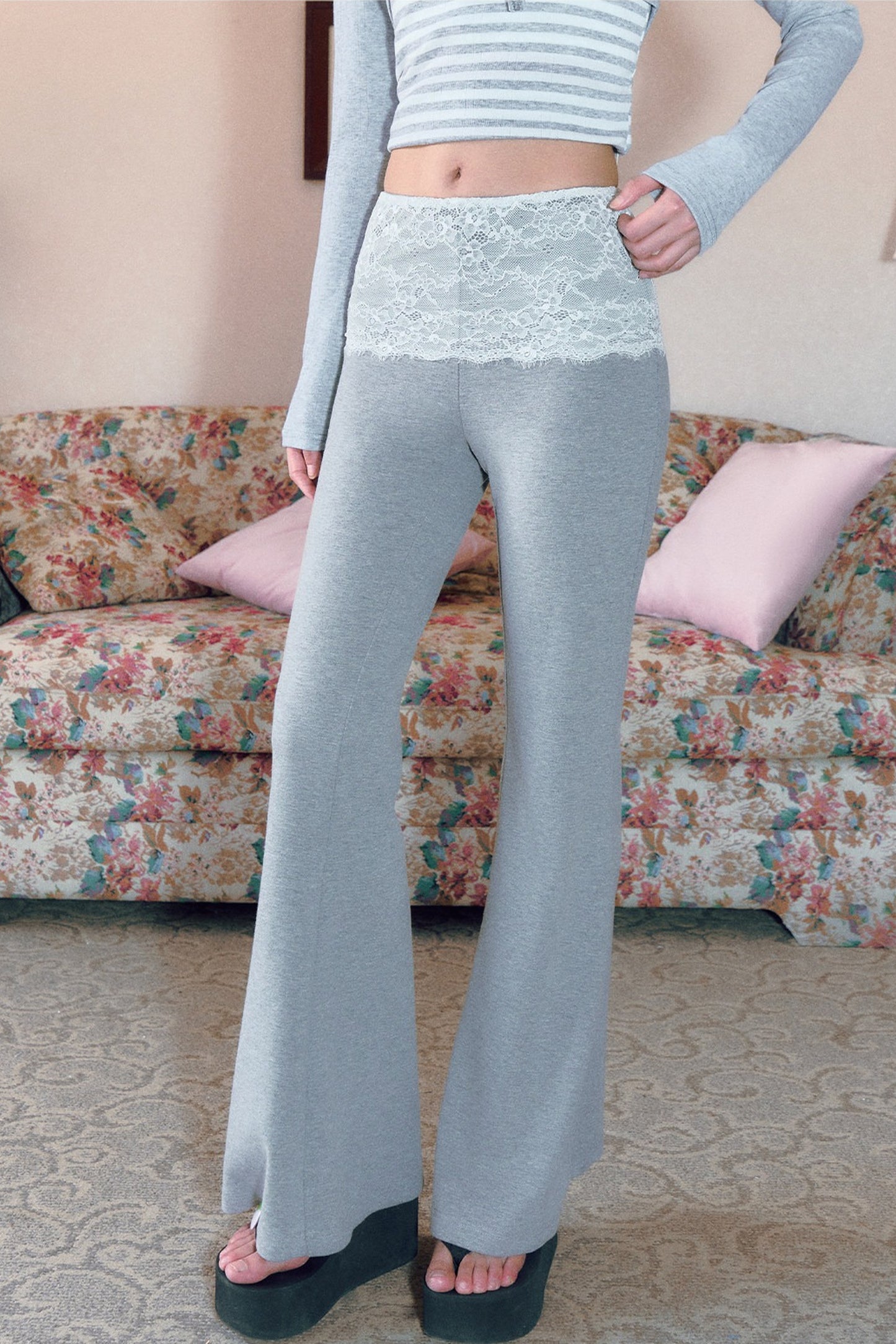 Pantaloni svasati a vita bassa grigi con inserti in pizzo