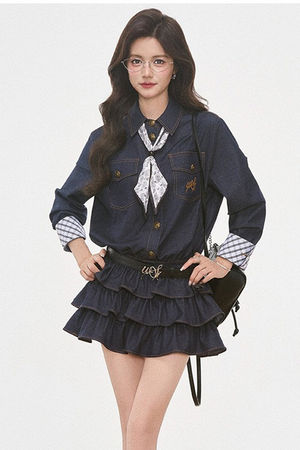 Set-up aus gestuftem Kleid im Denim-Look mit Paisley-Schal-Shirt