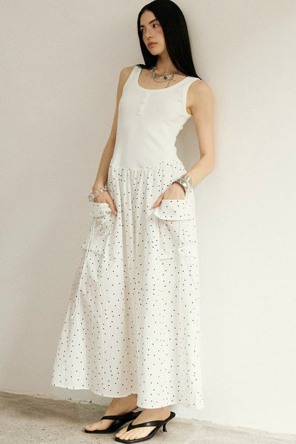 Vestido maxi evasé sin mangas de lunares