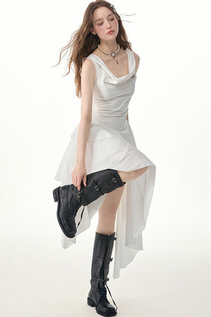Weißes Kleid mit Wasserfallausschnitt und unregelmäßigem Saum