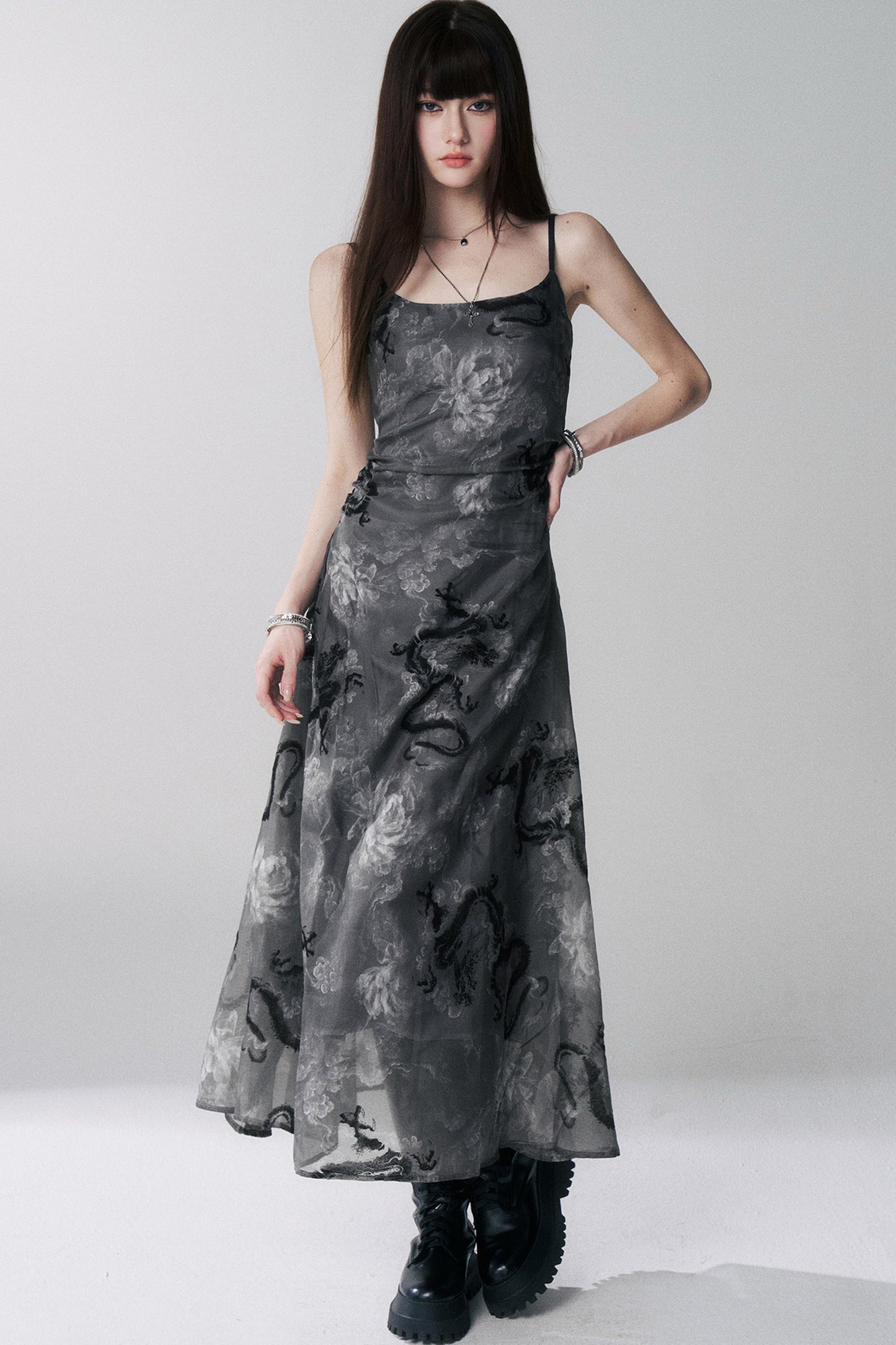 Trägerkleid mit Drachen- und Blumenmuster aus luftigem Feingewebe