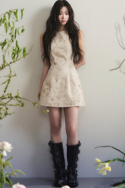 Robe mini sans manches à broderies perlées épaisses