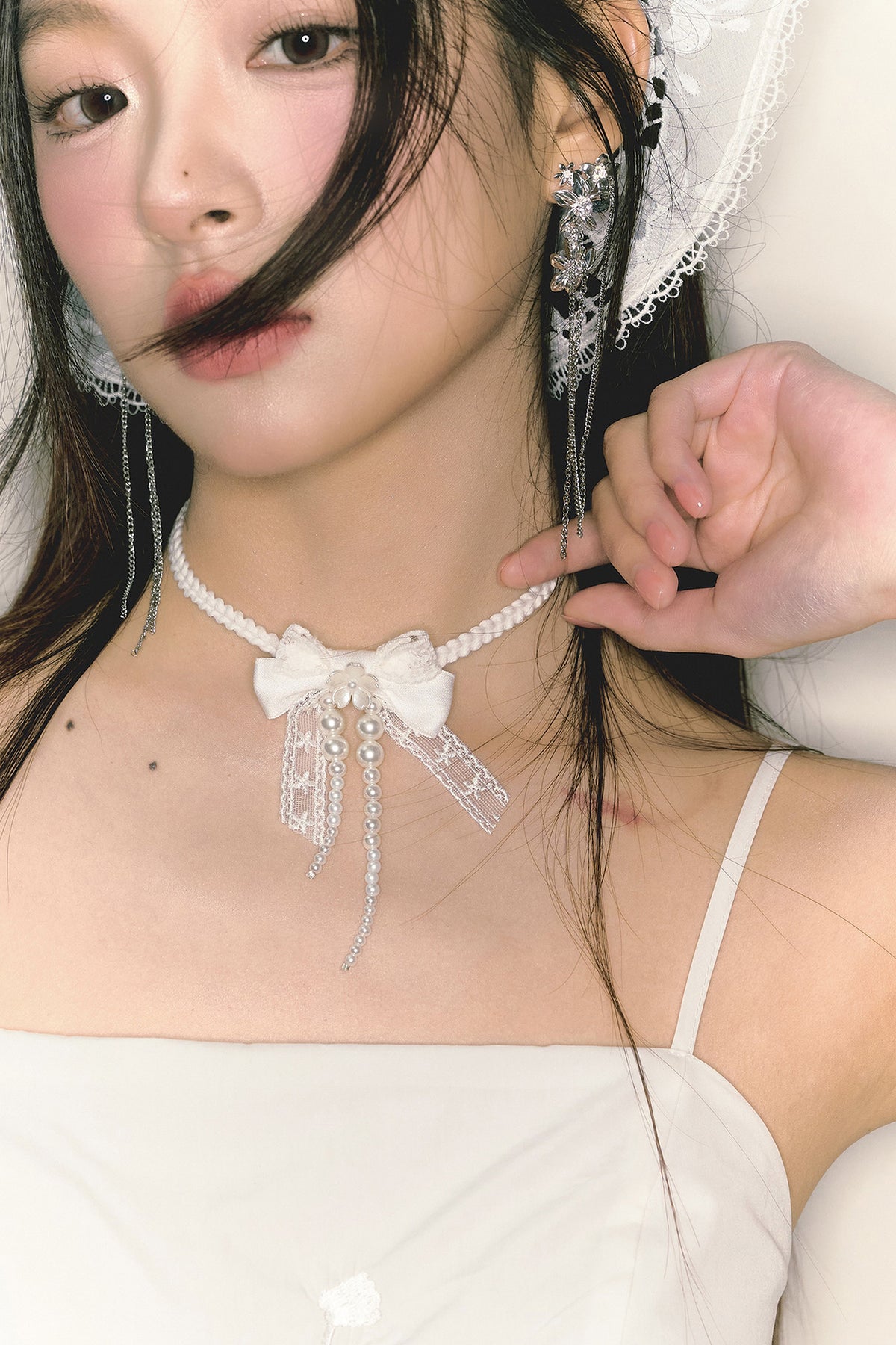 Weiße Choker-Halskette mit Spitzenschleife und Perlenband