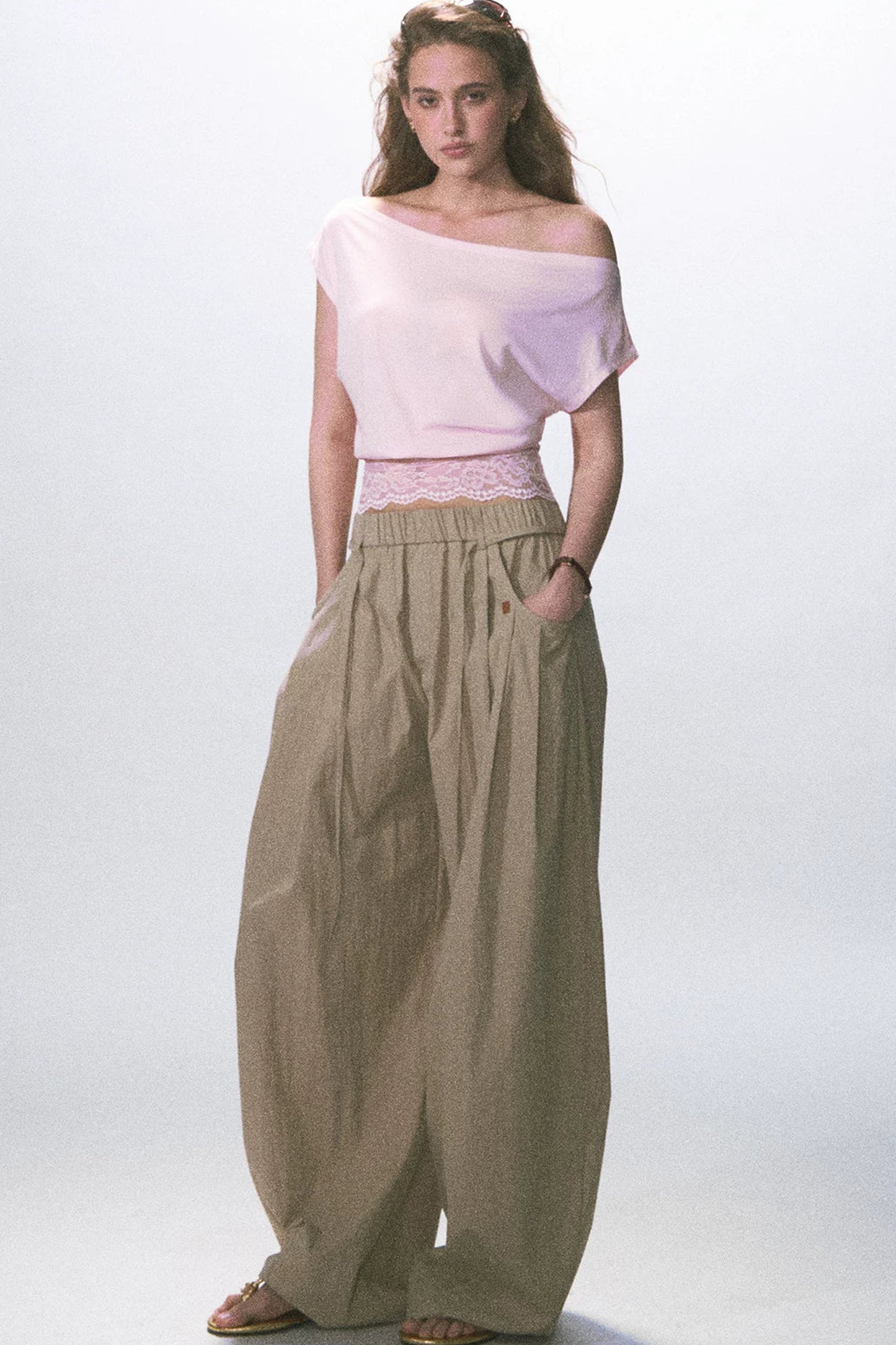 Asymmetrisches Spitzen-Strickoberteil