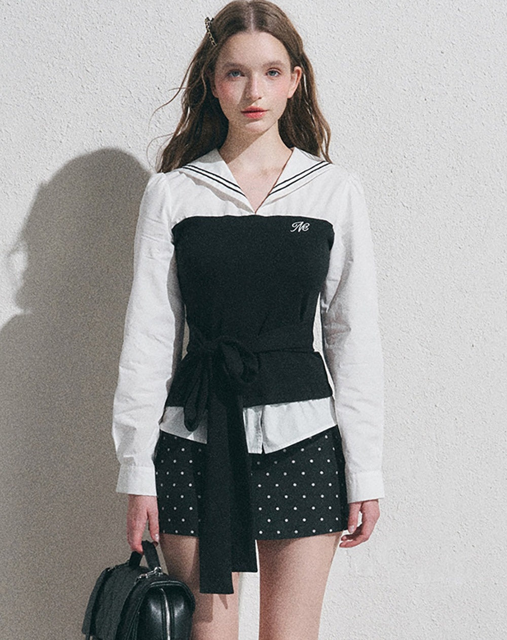 Marineblaues Set aus Bluse mit Kragen und Punkten