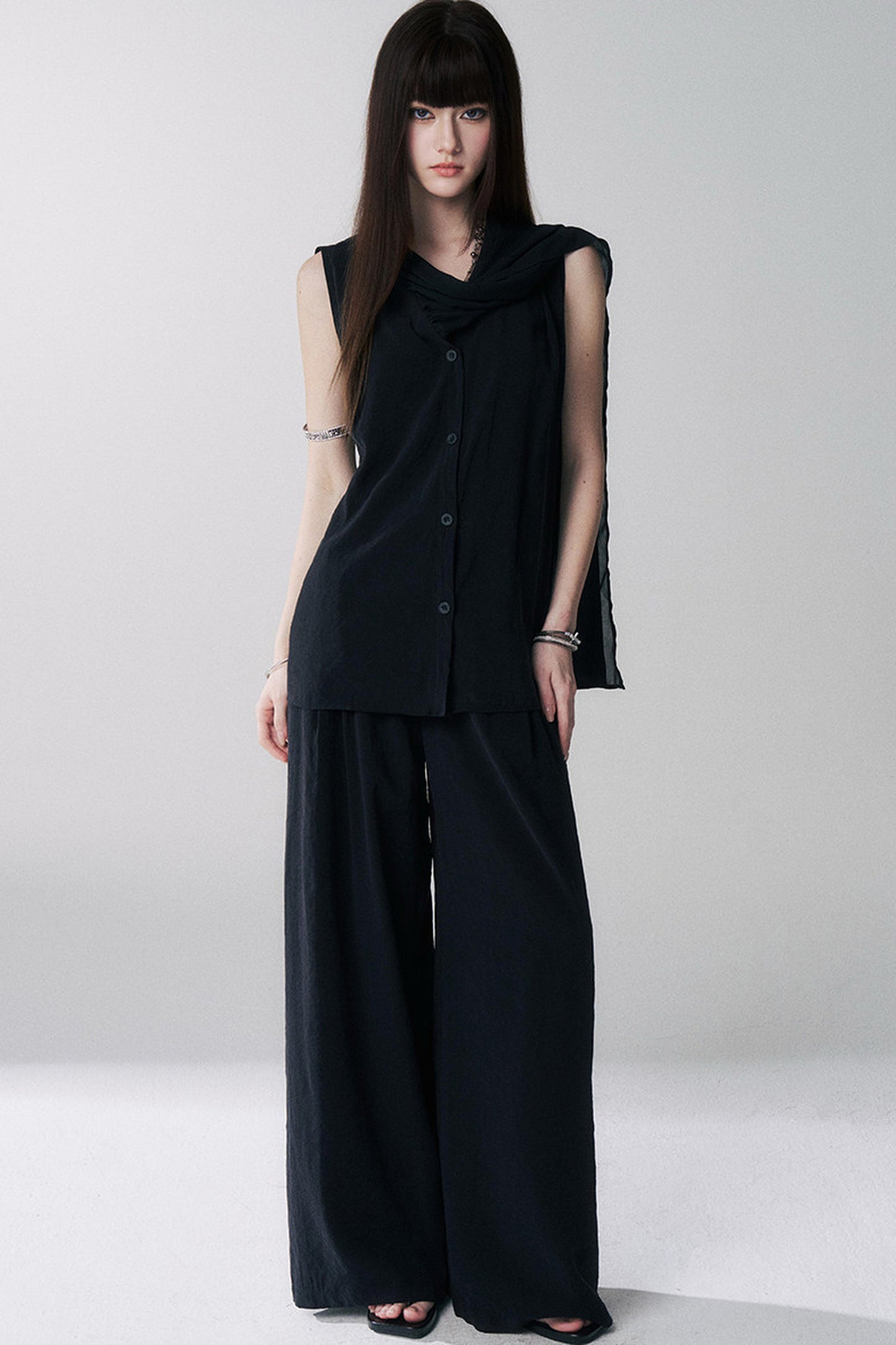Completo coreano con maglia nera senza maniche