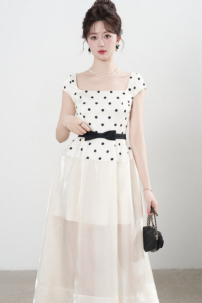 Kleid mit eckigem Ausschnitt und Polka-Dots