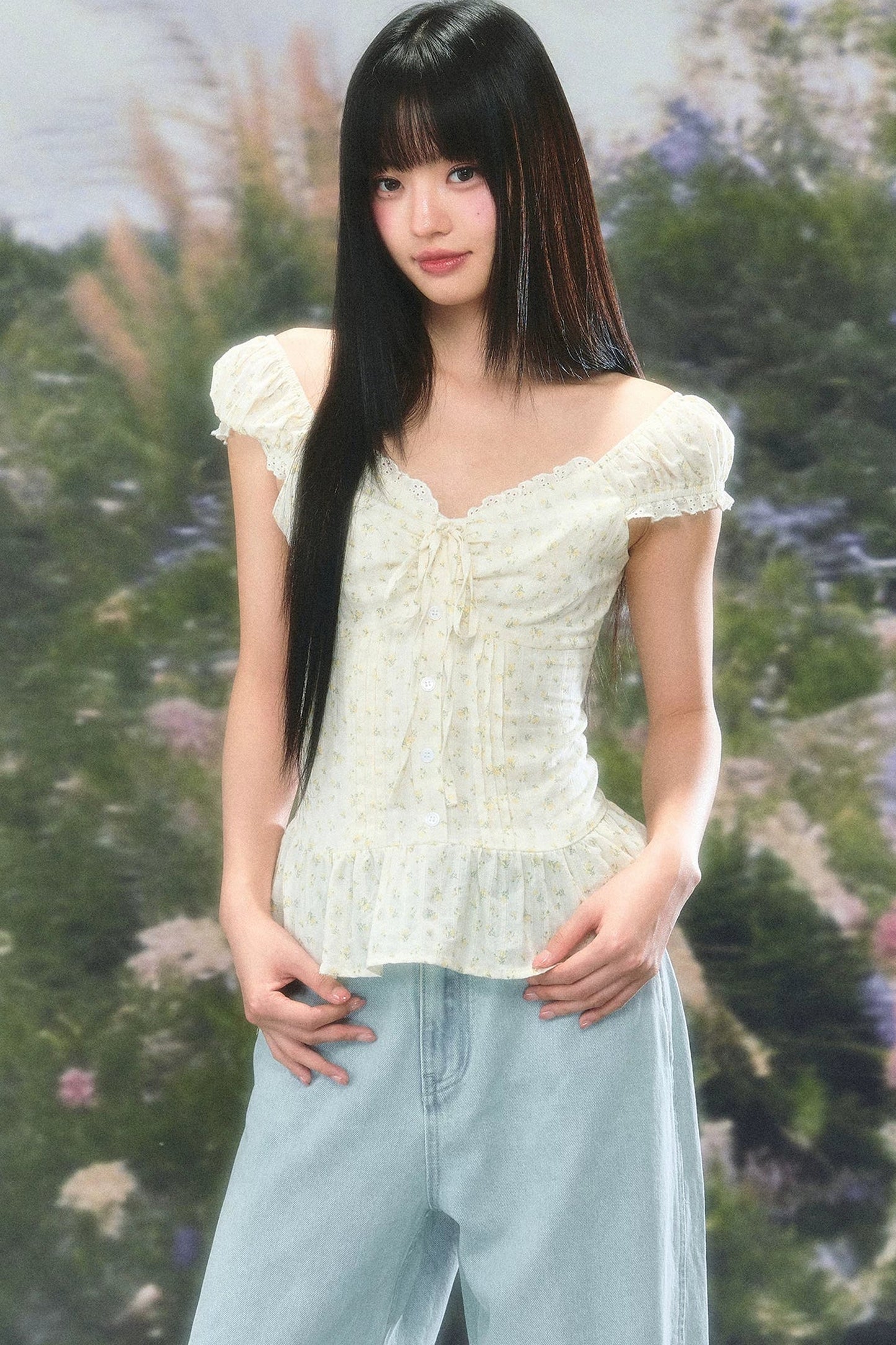 Completo con blusa floreale a scollo quadrato