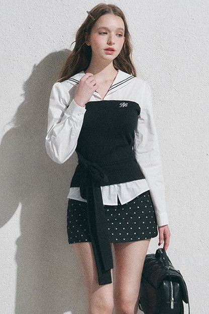 Marineblaues Set aus Bluse mit Kragen und Punkten