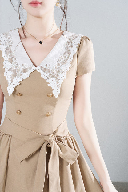Spitzenkleid in A-Linie mit Bubikragen