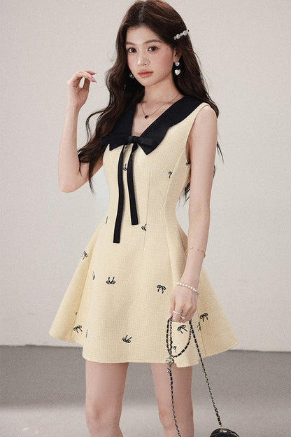 Gelbes ärmelloses Kleid mit Schleifenkragen