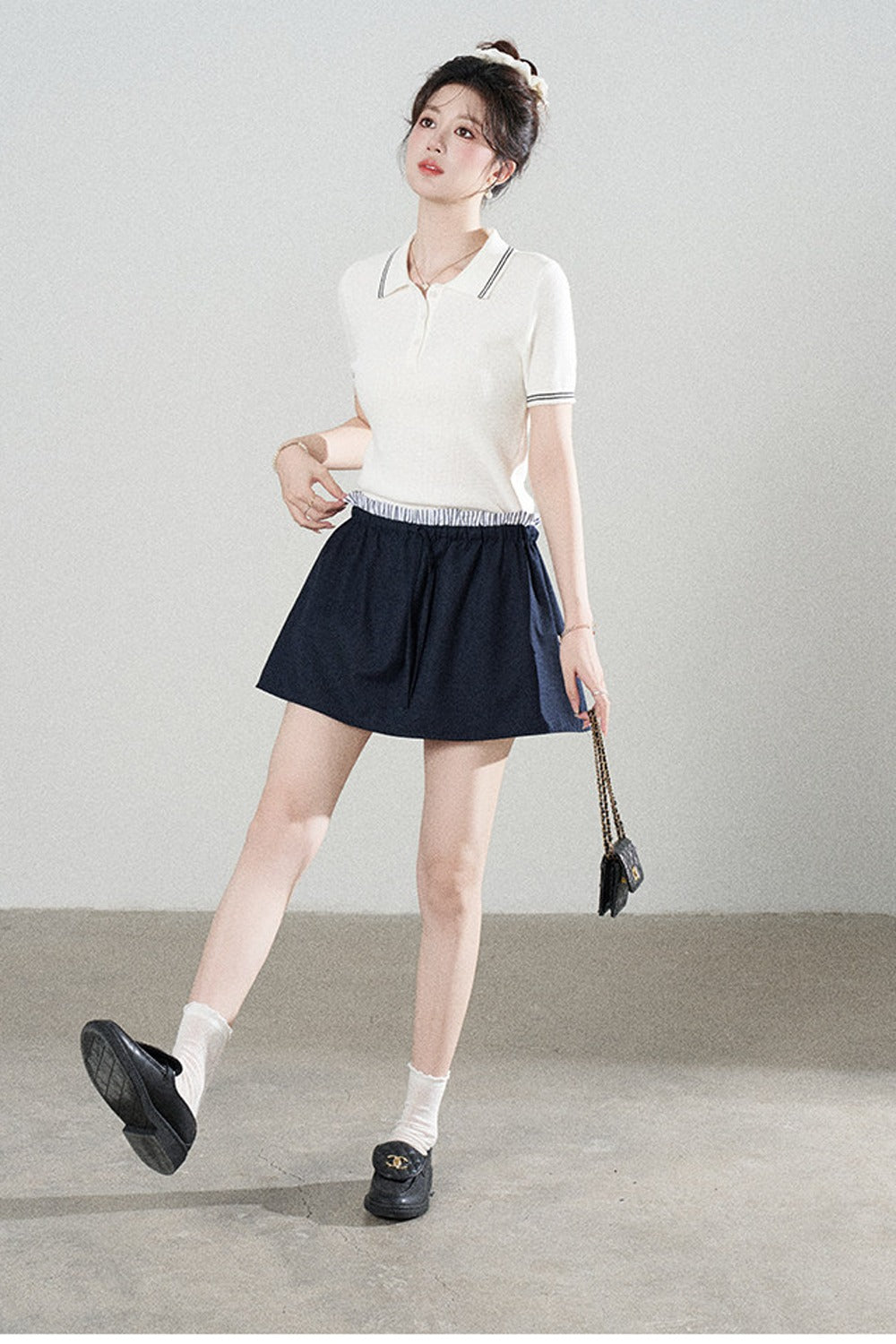 Ensemble tee-shirt polo en tricot blanc à manches courtes et jupe
