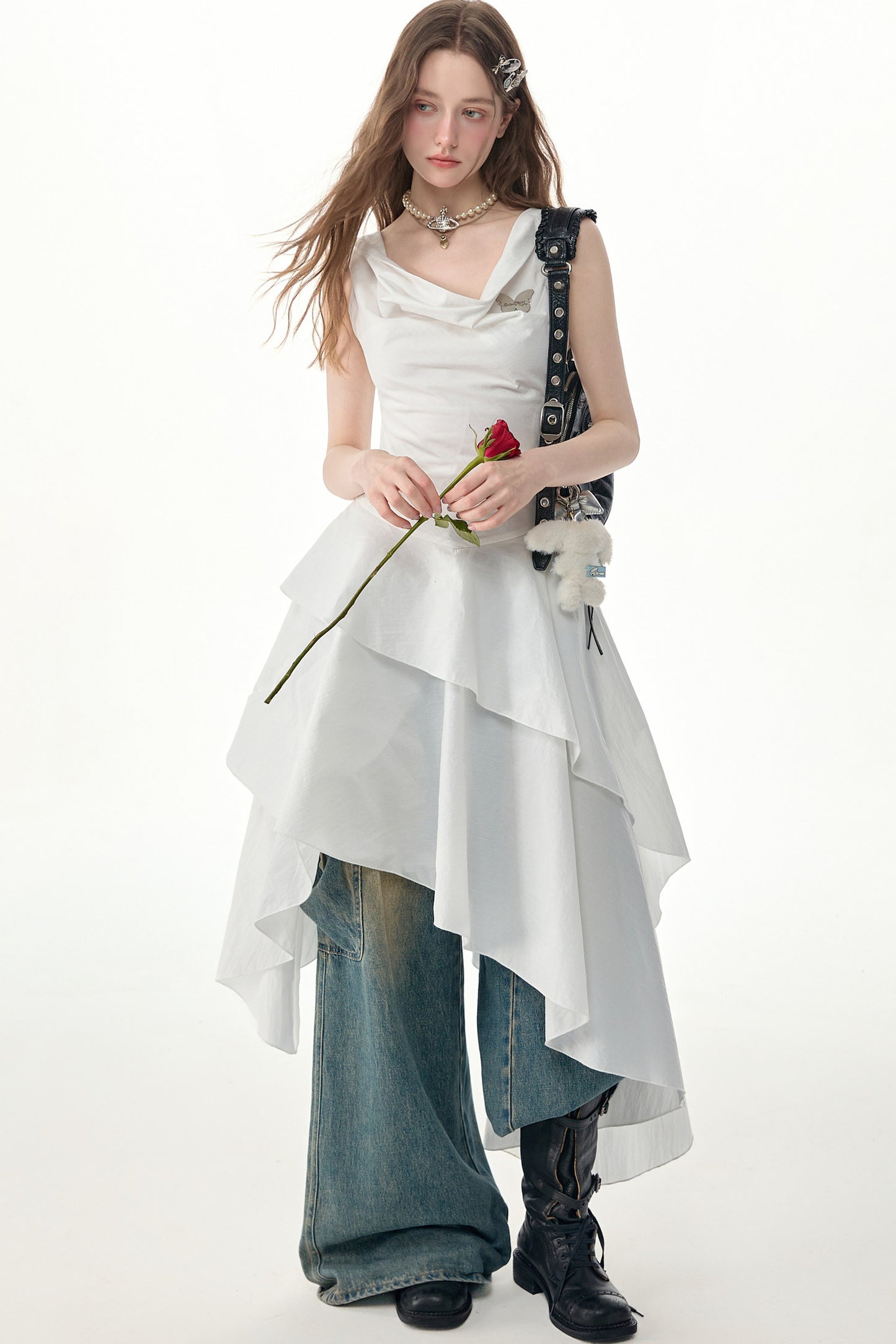 Weißes Kleid mit Wasserfallausschnitt und unregelmäßigem Saum