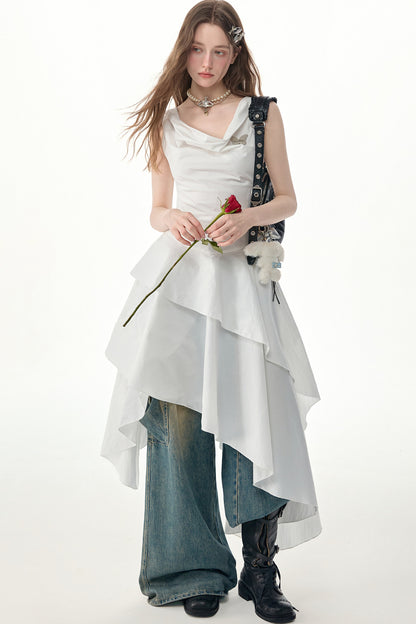Weißes Kleid mit Wasserfallausschnitt und unregelmäßigem Saum