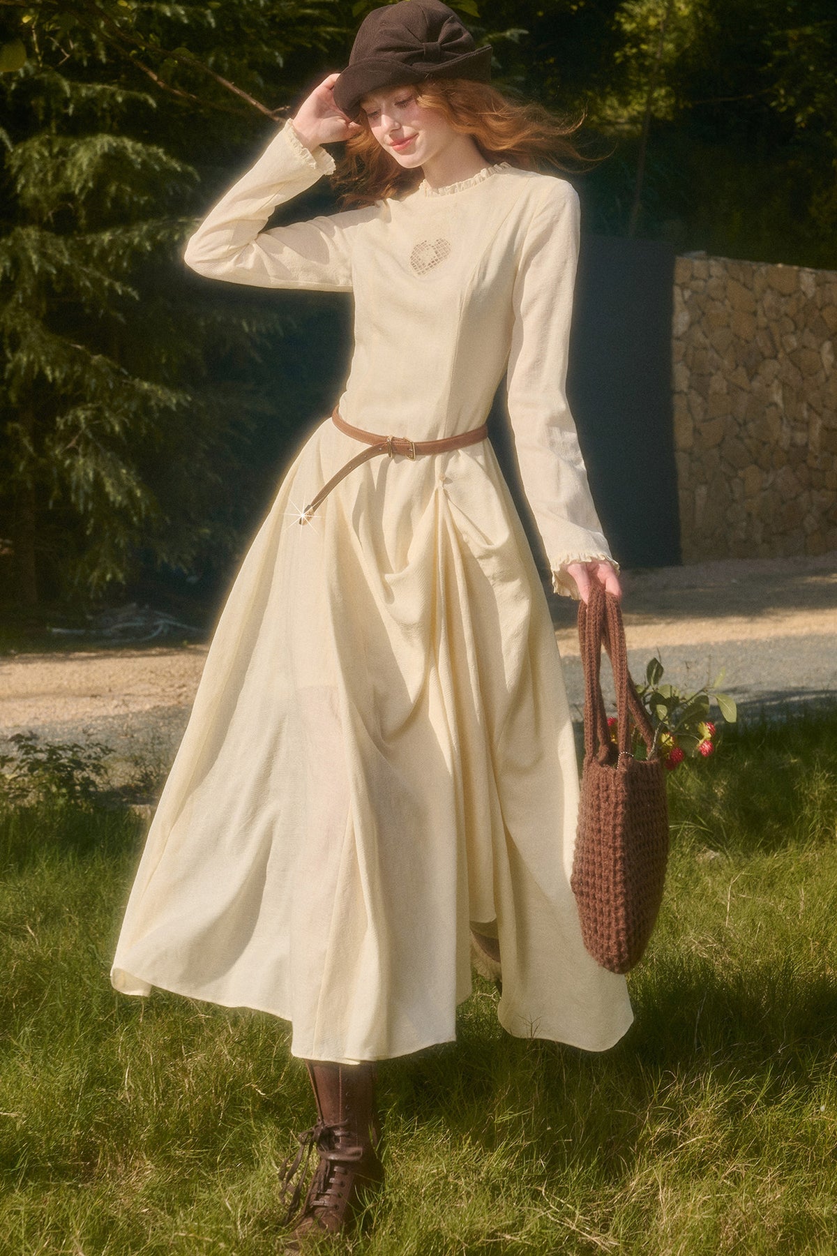 Langes Kleid mit Taillenschleife und Stickerei