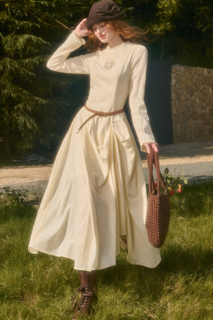 Langes Kleid mit Taillenschleife und Stickerei