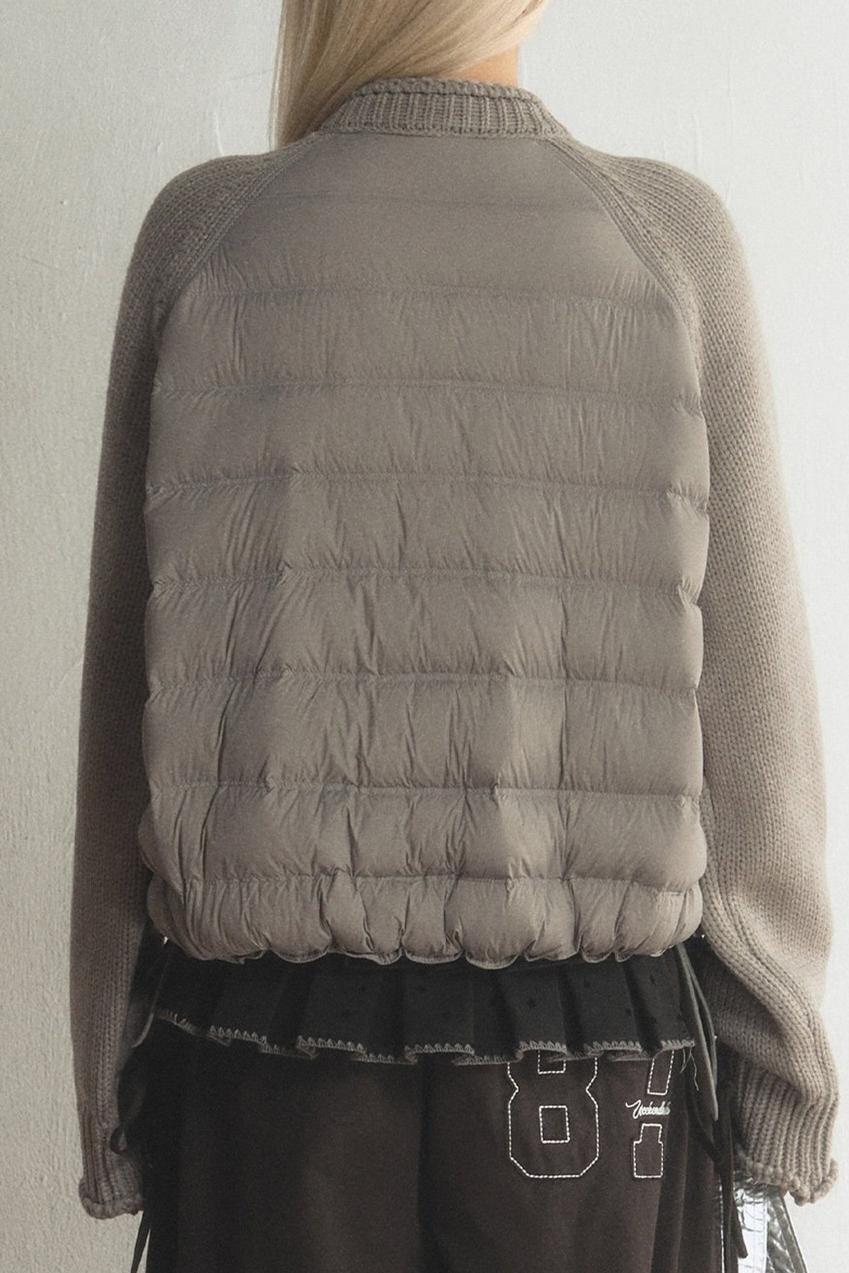 Kurze Daunenjacke mit Strickärmeln