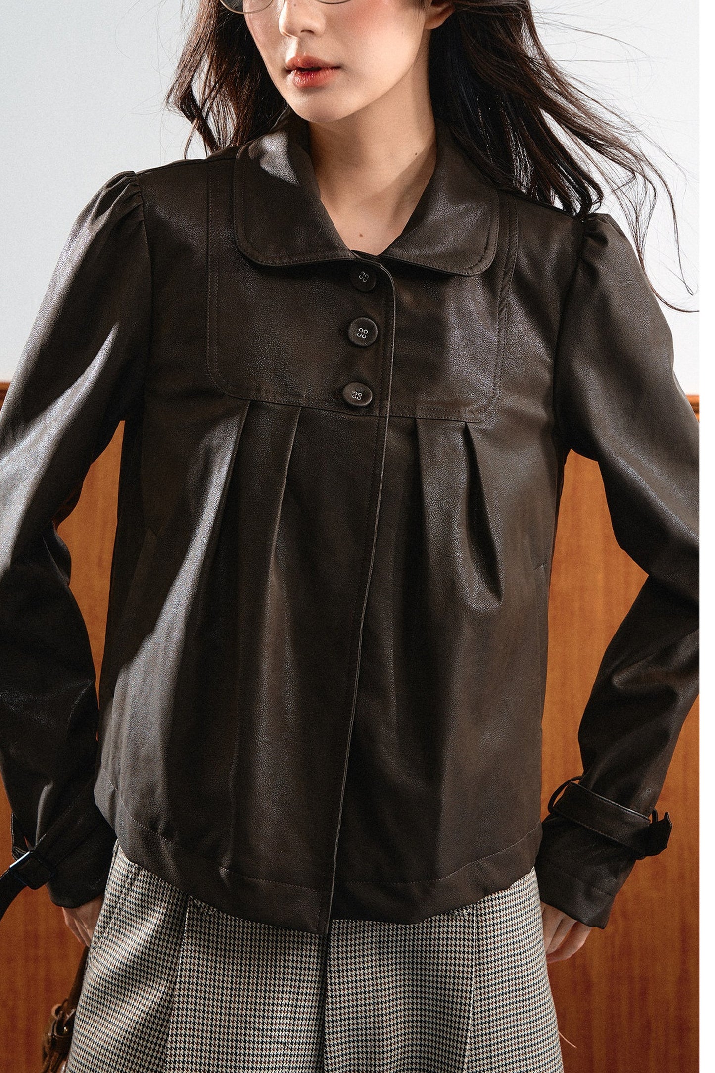 Chaqueta retro de cuero con cuello bebé