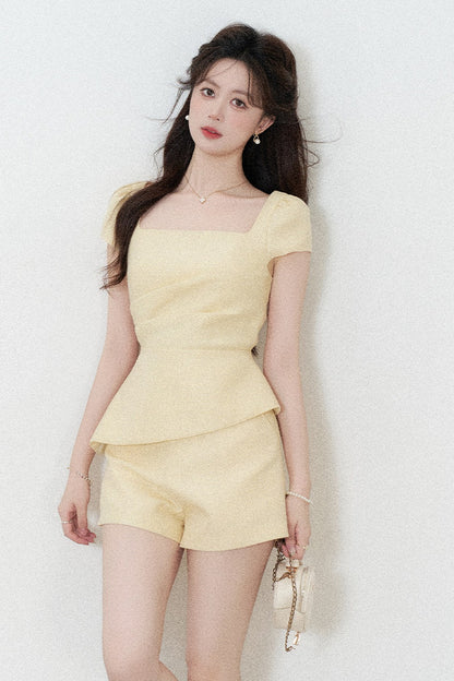 Ensemble jaune avec haut à encolure carrée et short