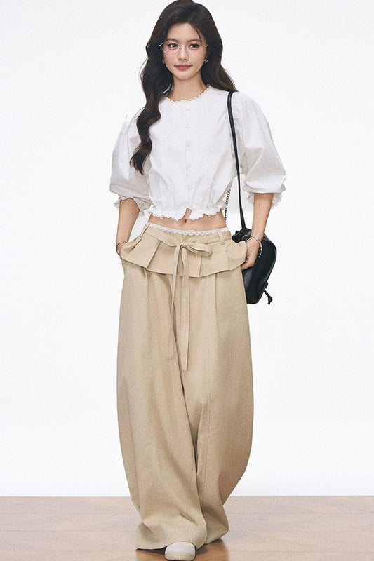 Completo da pendolare con blusa arricciata e pantaloni
